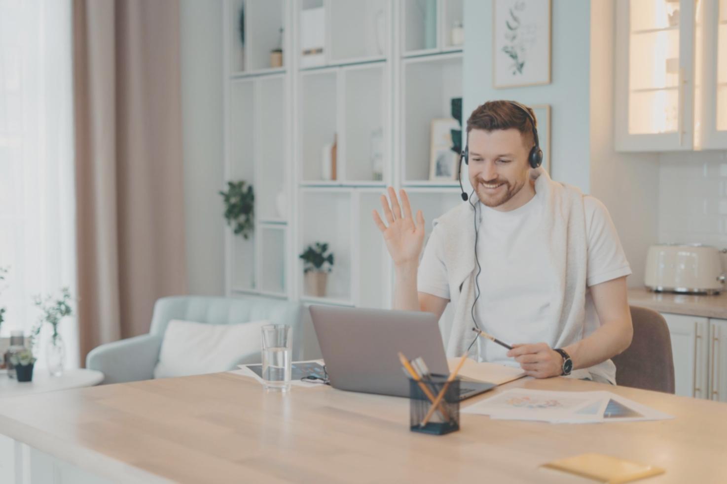 Asesor financiero revisando documentos con cliente
